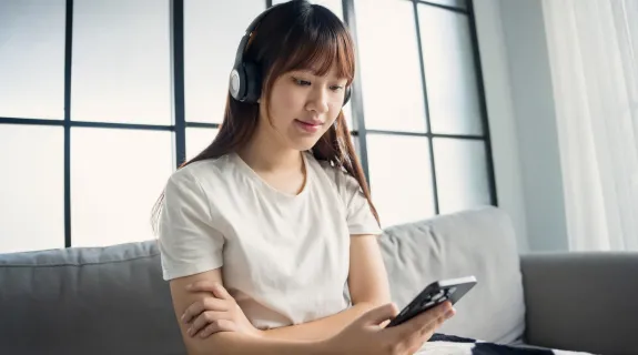 英語学習にポッドキャストを聞いた女性