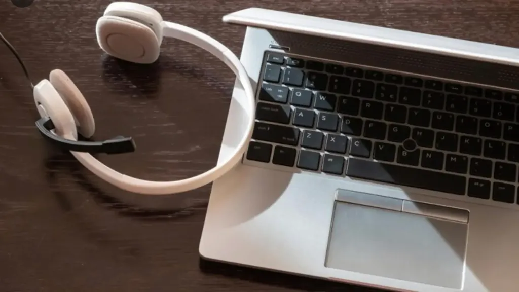 USB headset with built-in microphone for clear voice calls and virtual meetings