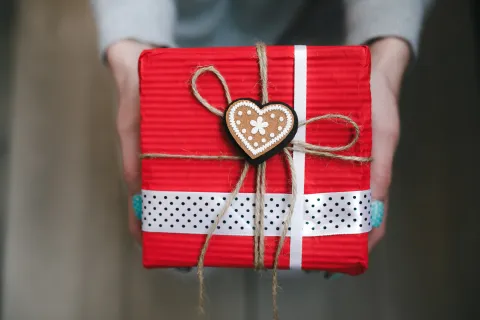 NearHub headphones with Valentine’s Day decorations on a soft pink background.
