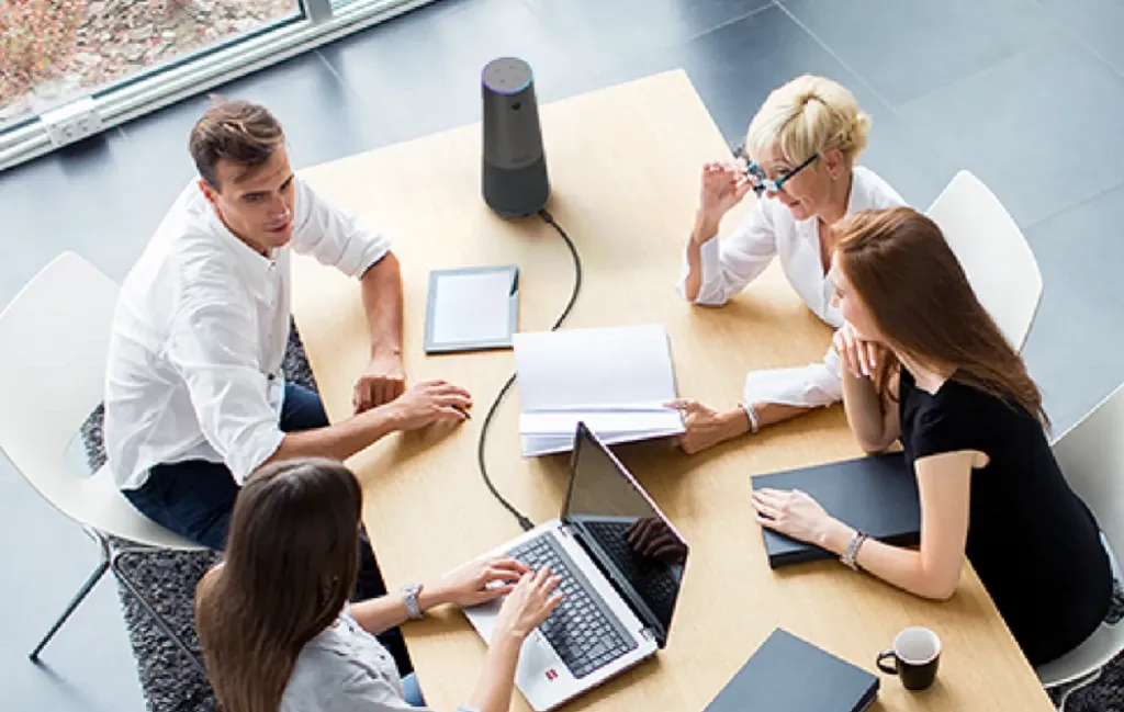 Nearity 360 Alienを使って会議する様子