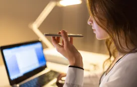 スマホ録音機能を使っている女