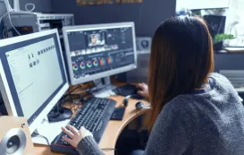 動画文字起こしツールを使って動画編集している女