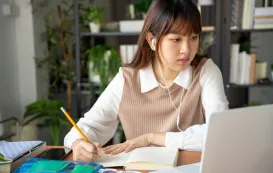 効率よく勉強する方法で勉強している女