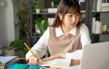 効率よく勉強する方法で勉強している女