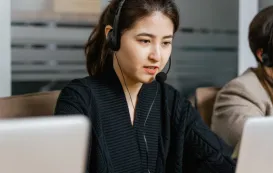 ノイズキャンセリングマイクを使って話している女