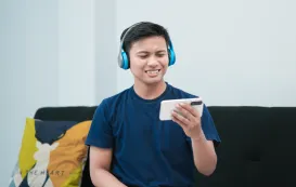 ワイヤレスイヤホンをAndroidスマホで使う男