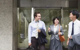 社内コミュニケーションをしているビジネスパーソン