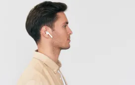 片耳イヤホンをつけている男性