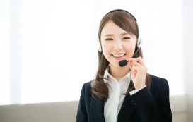 bluetoothヘッドセットをつけている女