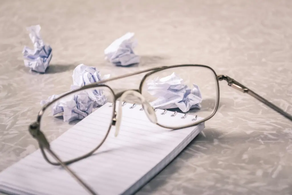 Brille und papierkugeln