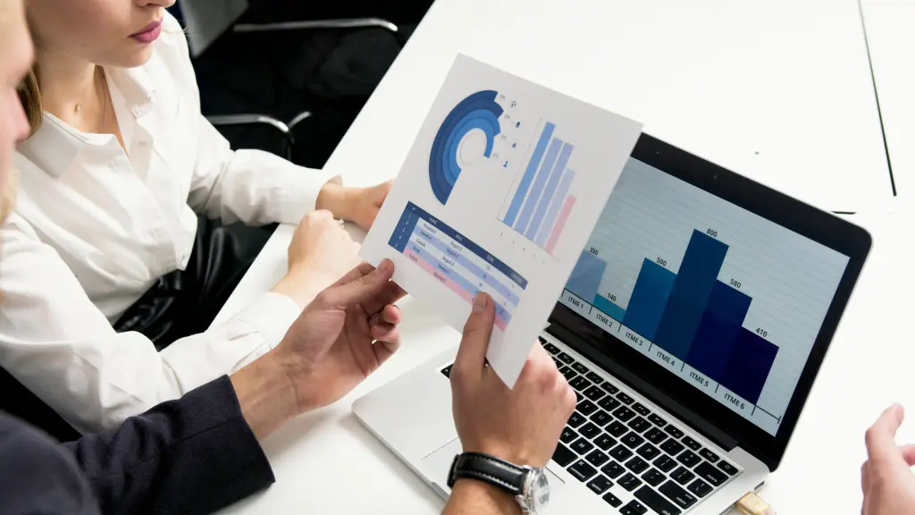 Business meeting mit datenanalyse tool