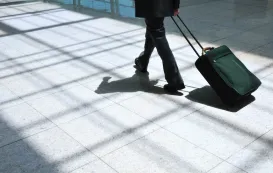 出張便利グッズを揃えたビジネスパーソン