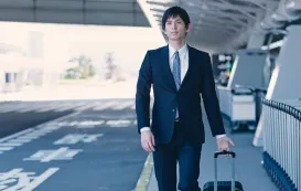 出張持ち物をしっかり揃えた男