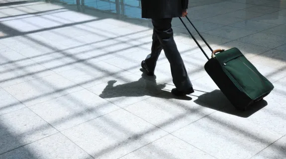 出張便利グッズを揃えたビジネスパーソン