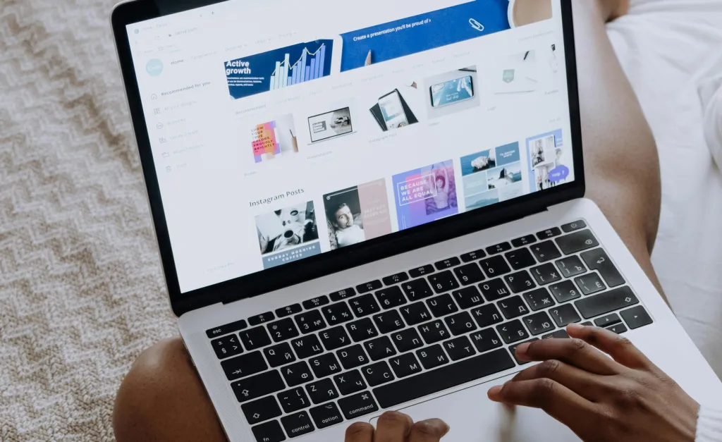 Canva am laptop im einsatz beim designen
