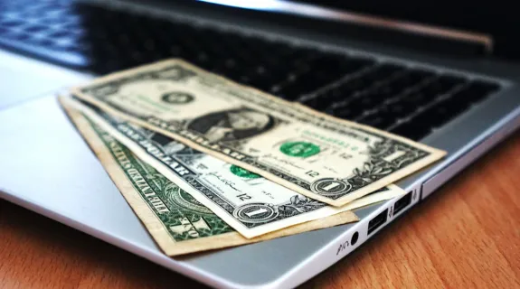 computer-buy-money-banknotes