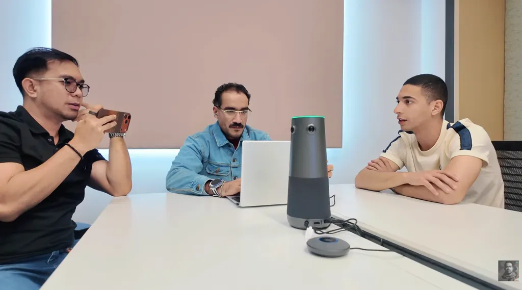 Tech reviewer Jeof connecting an expansion microphone to the Nearity 360 Alien conference room camera