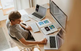 Bueroangestellter testet confluence alternativen am computer