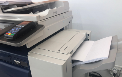 コピー機がコピーボードで作った資料を印刷しています