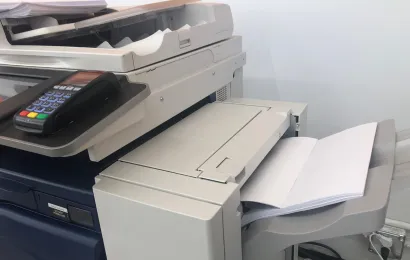 コピー機がコピーボードで作った資料を印刷しています