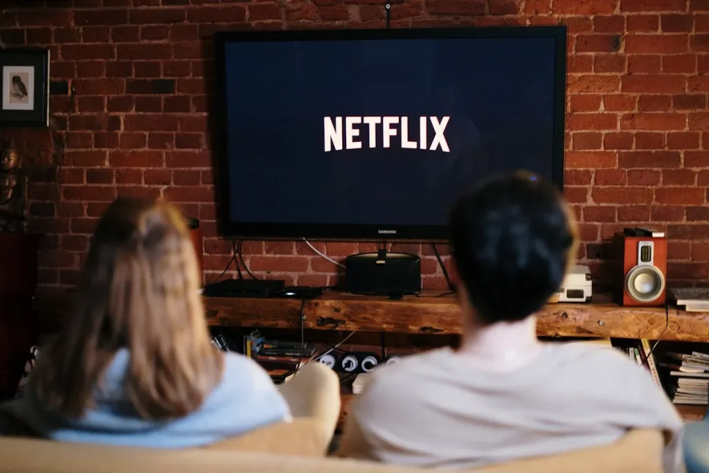 couple watch netflix on tv