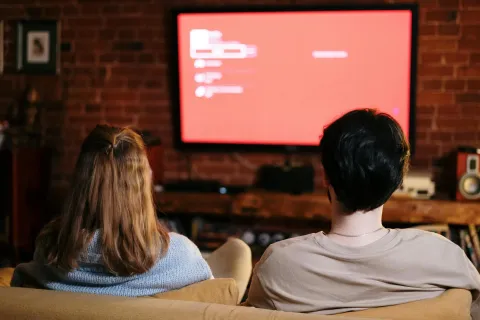 couplewatchingtvonsmartboard