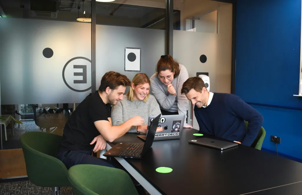 Das arbeitsteam setzt auf das videokonferenz system
