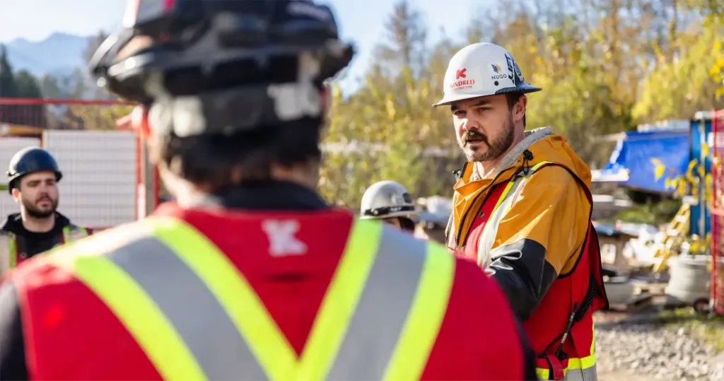 Das bauteam beraet sich untereinander