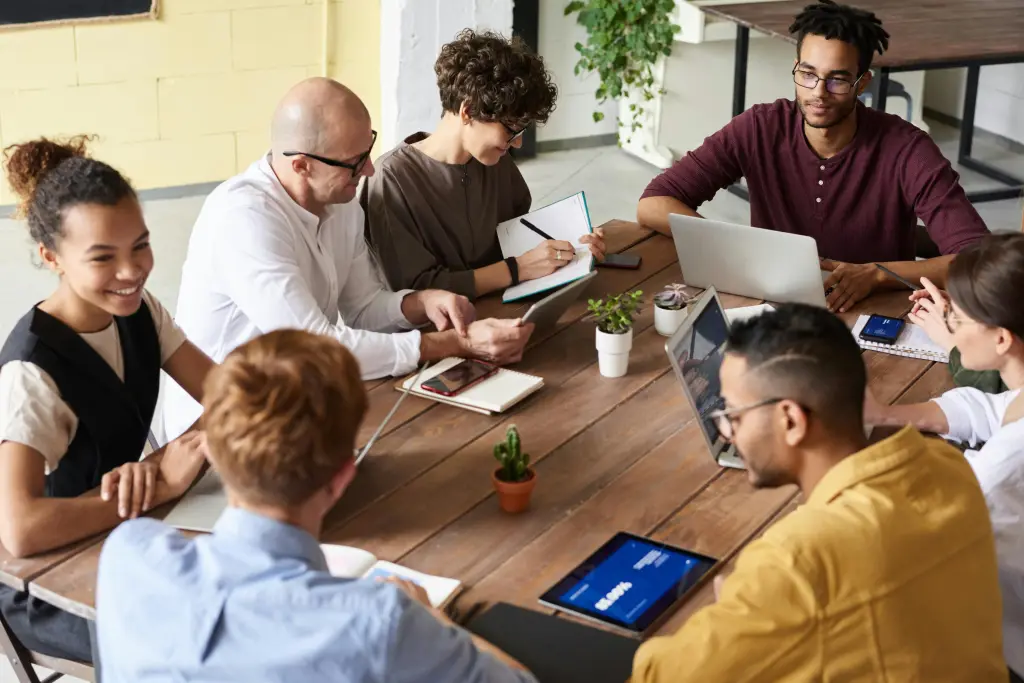 Das team arbeitet an einem projektmanagement job