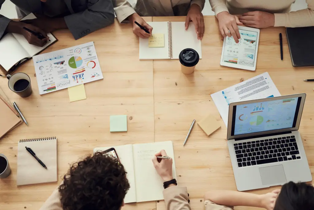 Das team arbeitet an einem projektmanagement job