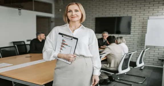 Das team arbeitet an einem projektmanagement job