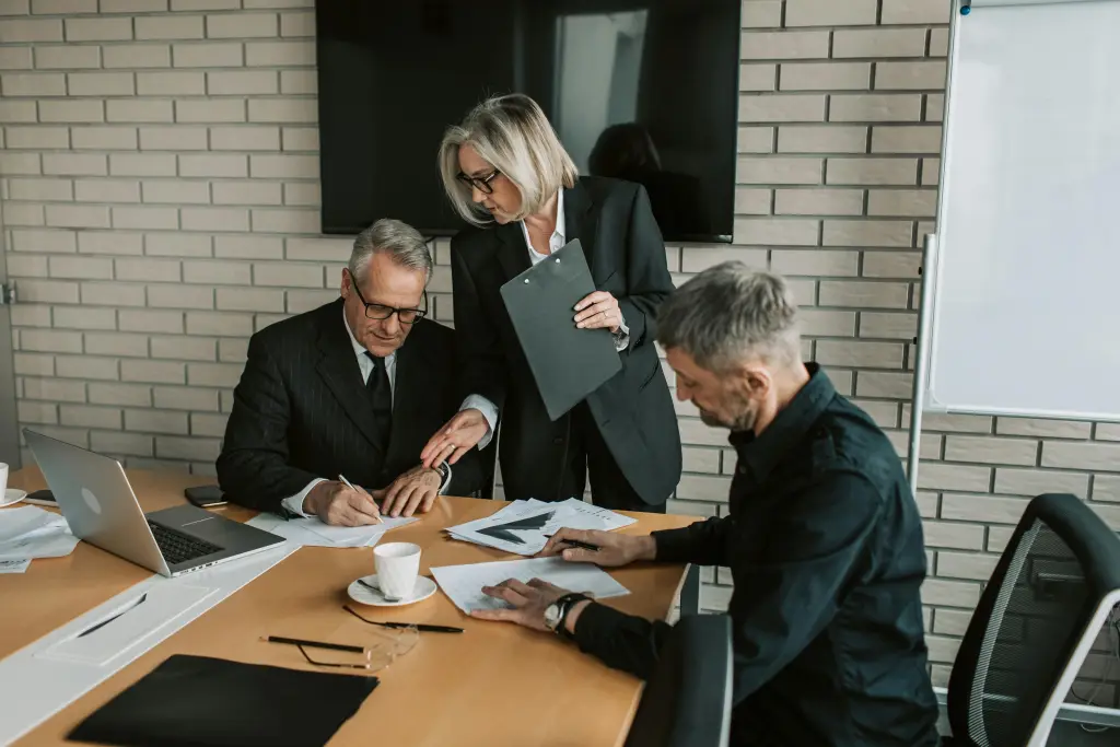 Das team diskutiert ki praesentation erstellen