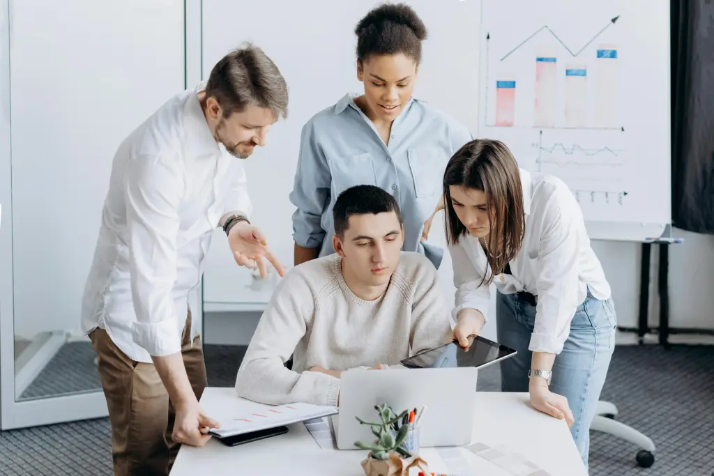 Das team diskutiert mit smarttech