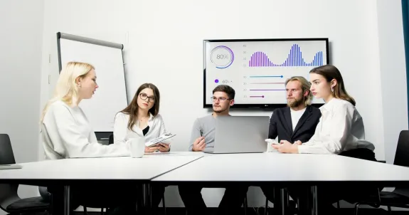 Das team diskutiert ueber die impact effort matrix