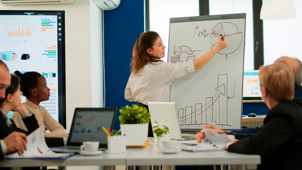 Das team diskutiert whiteboard tafel klein