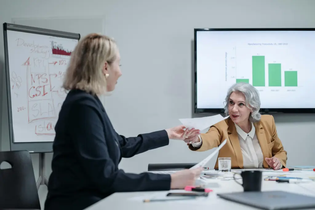 Das team nutzt ein smartboard
