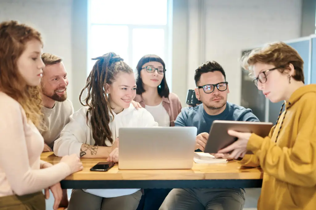 Das team nutzt einen computer fuer besprechungen