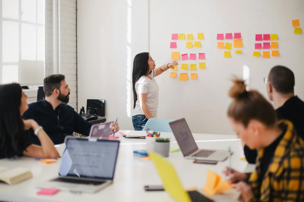 Das team verwaltet meetings fuer kundenmanagement