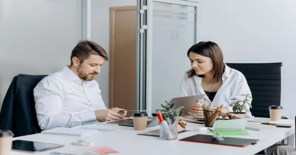 Der besitzer und die mitarbeiter diskutieren ueber kamera logitech