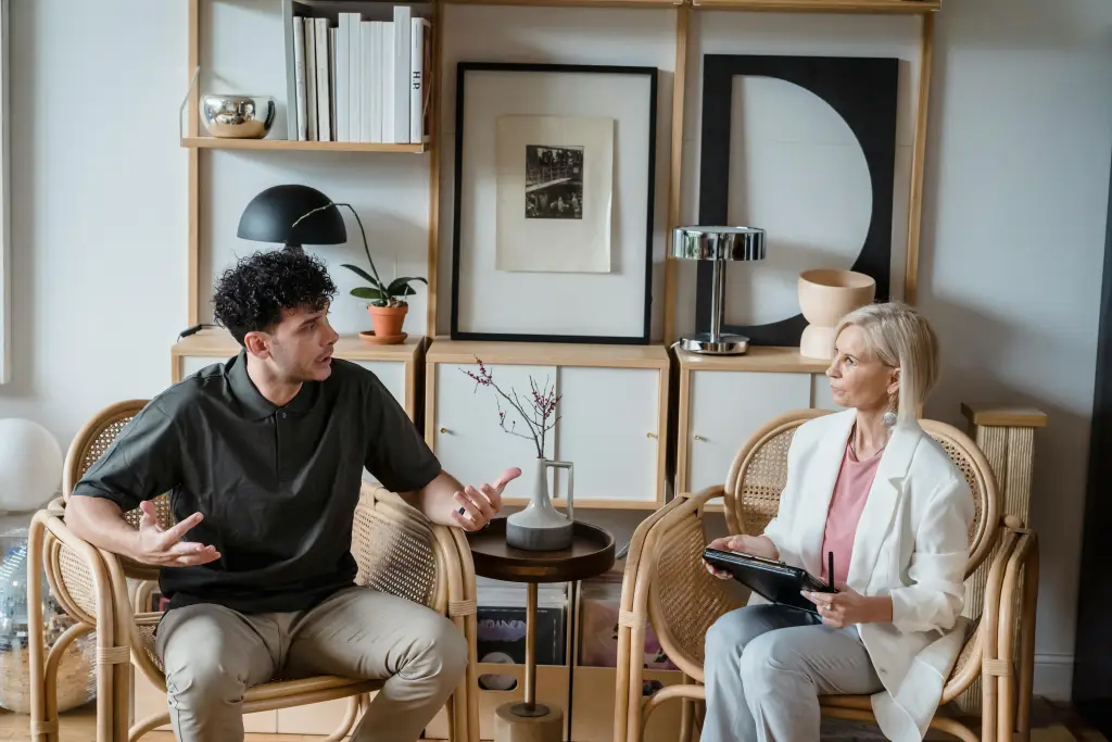 Der besitzer und die mitarbeiter diskutieren ueber kamera logitech