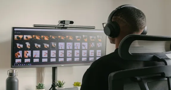 Der fotograf arbeitet mit bildschirm mit touch