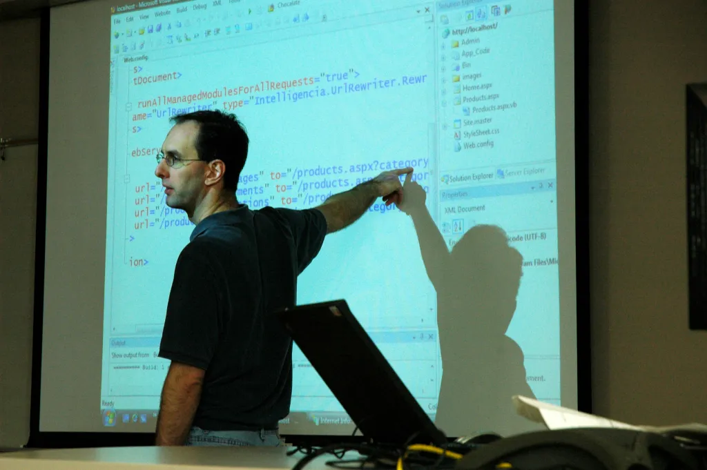 Der lehrer arbeitet mit mit bildschirm mit touch