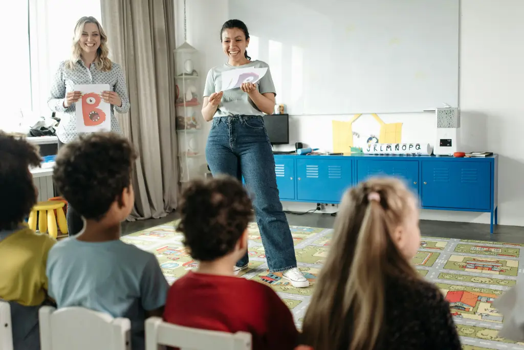 Die Schueler nutzen intelligente whiteboards