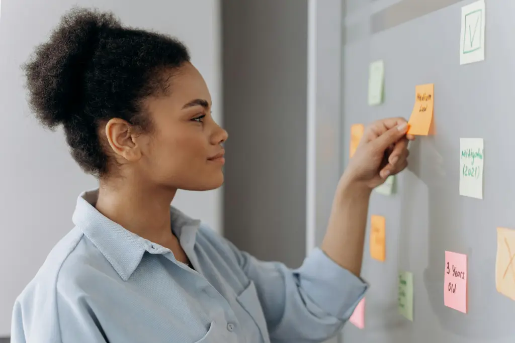 Die frau klebt ein aufkleber auf das smartboard