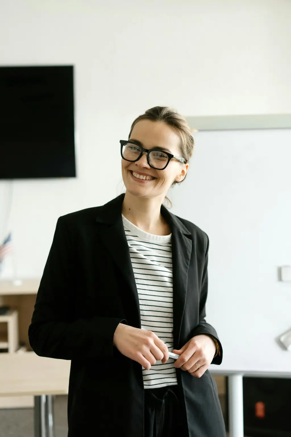 Die frau lacht vor dem smarttech