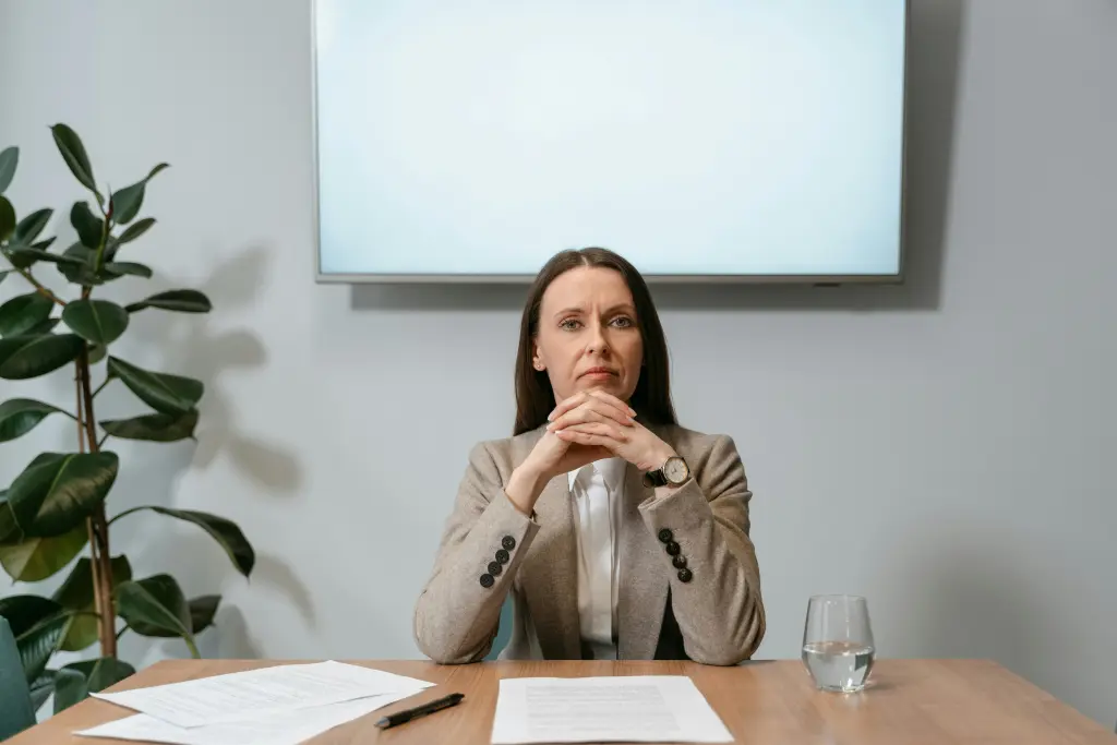 Die frau sitzt vor dem clevertouch