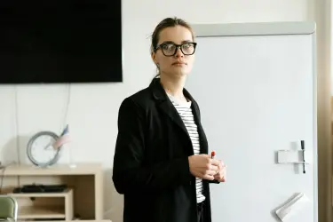 Die frau steht vor dem surface hub