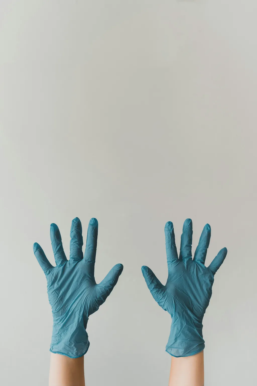 Die hand mit handschuhen