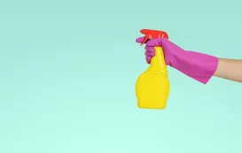 Die leute tragen handschuhe zum reinigen