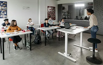 Lehrerin erklärt mit digitaler schultafel im klassenzimmer